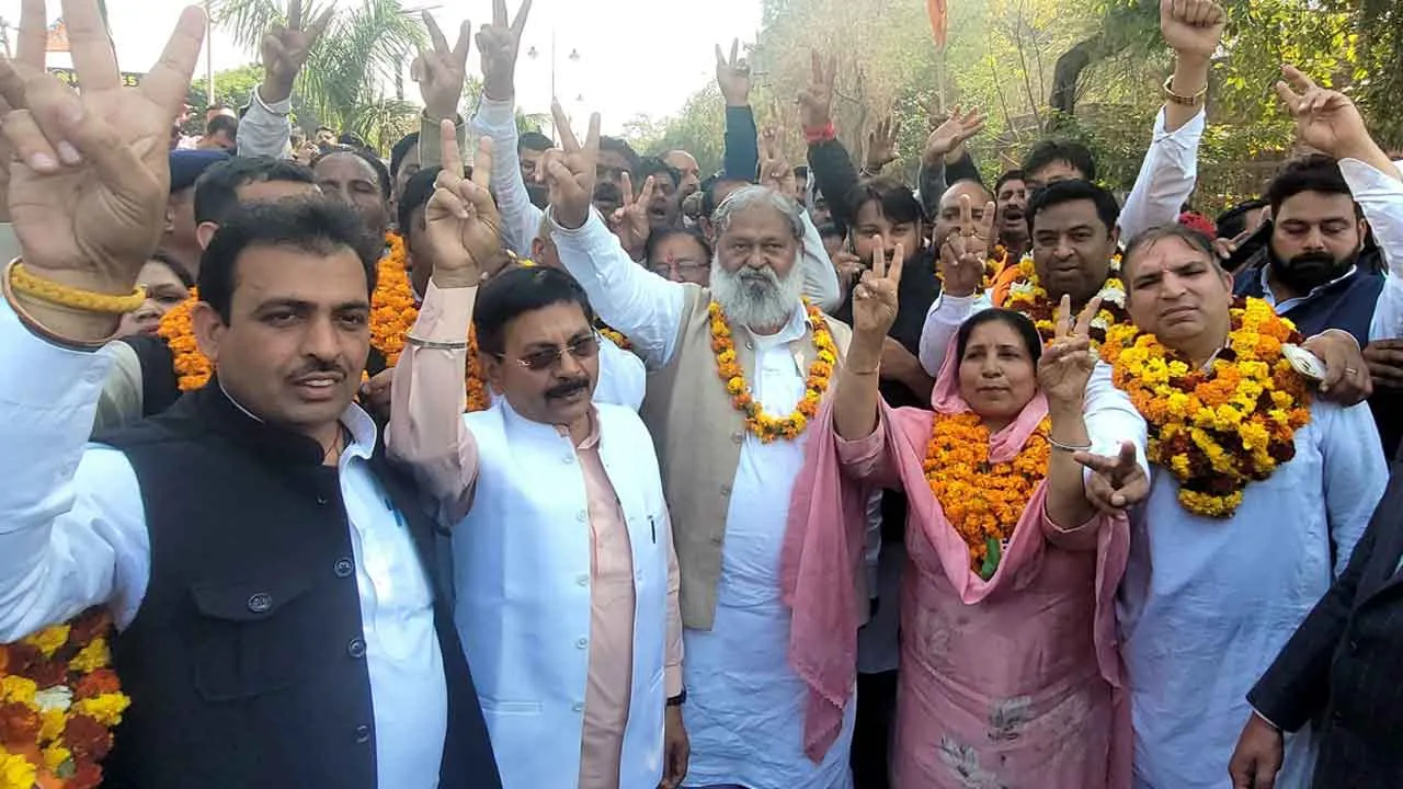 Anil Vij: कैबिनेट मंत्री अनिल विज ने चेयरमैन सहित 32 प्रत्याशियों के नामांकन पत्र दाखिल करवाए