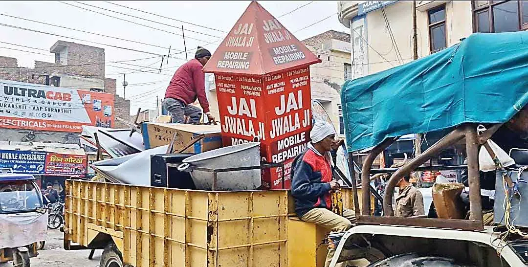नप टीम ने चलाया अतिक्रमण हटाओ अभियान, सामान जब्त, काटे चालान