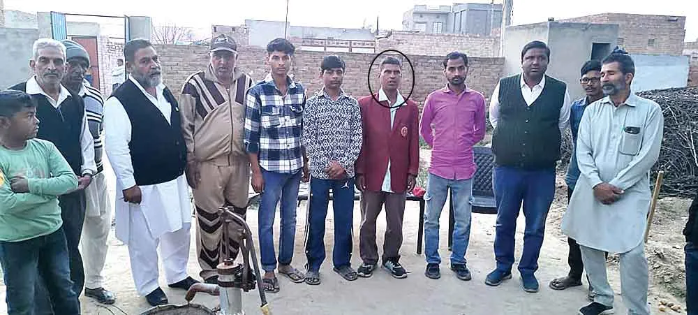 सड़क पर भटकते मानसिक रूप से बीमार व्यक्ति की साध संगत ने की संभाल