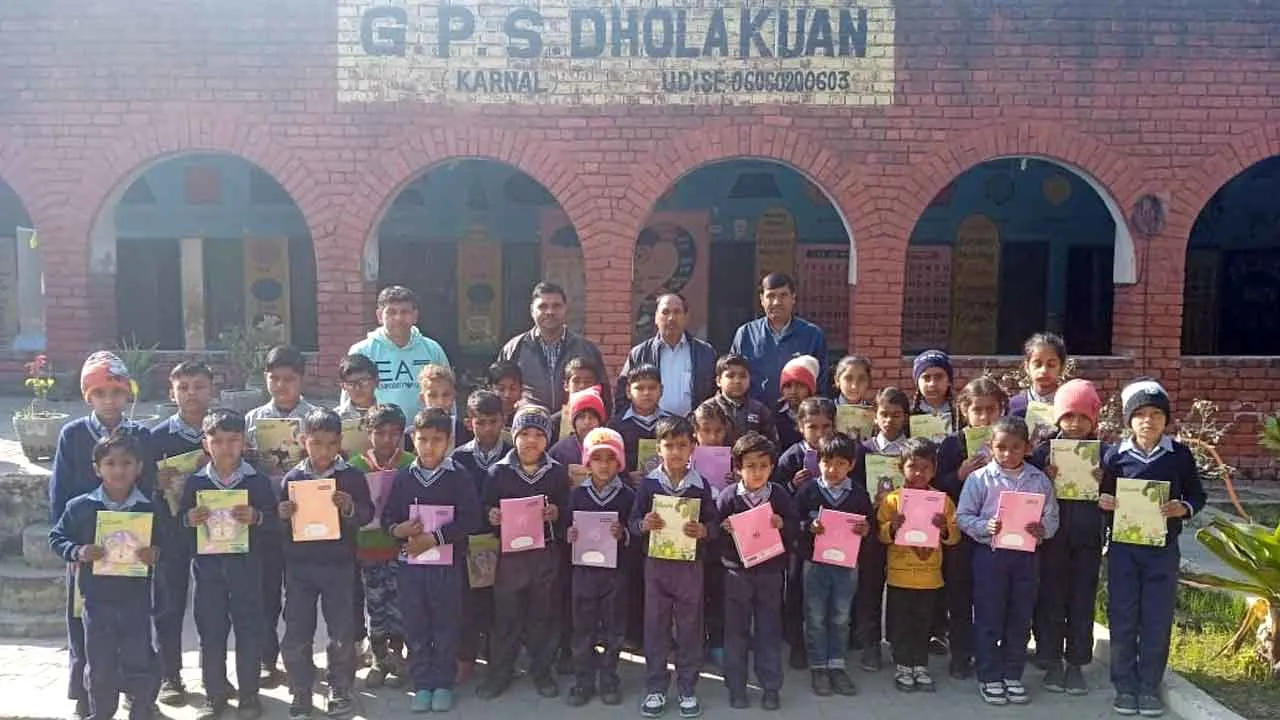 रमेश इन्सां ने अपने जन्मदिन पर जरूरतमंद बच्चों को बांटी पेन्सिल व कॉपियां