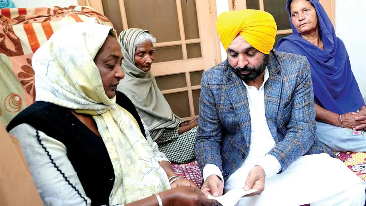 शहीद कांस्टेबल के परिवार को एक करोड़ की सहायता: सीएम