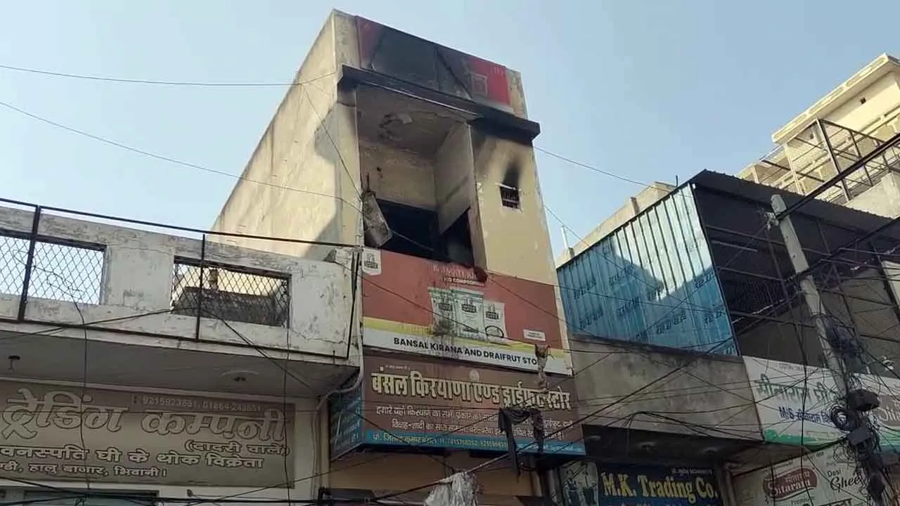 Fire: भिवानी में दुकान में लगी आग, पिता की मौत, बेटा गंभीर