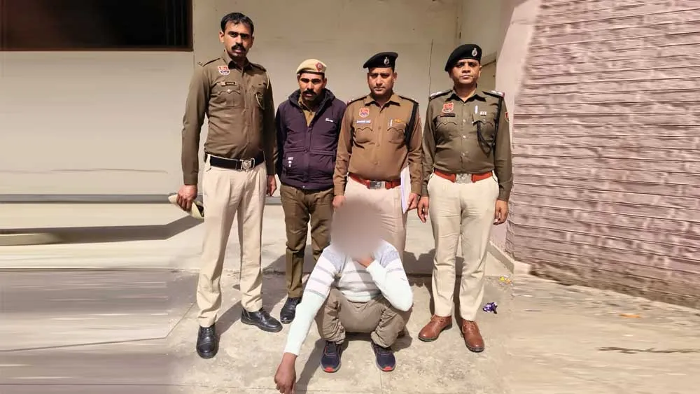 पुलिस की वर्दी पहनकर नकली नोटों की गड्डियों से लोगों को ठगने जा रहे गिरोह का किया पर्दाफाश, एक युवक काबू, दो फरार