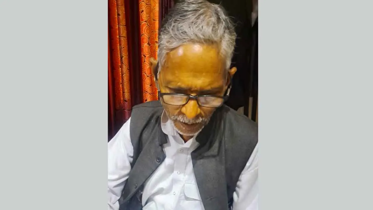 कलयुगी बहू बेटे ने विकलांग वृद्ध बाप को जबरन घर से निकाल बाप के घर पर कब्जा जमाया
