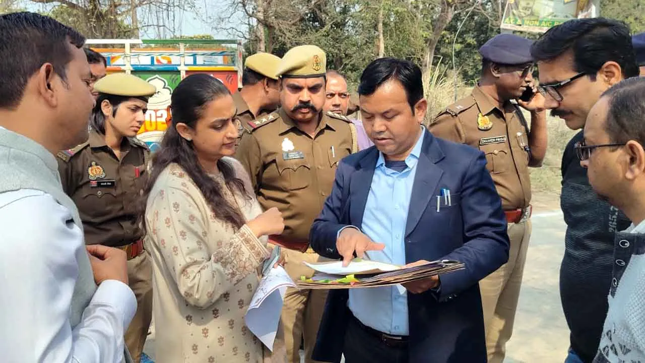 स्याना क्षेत्र से सराय चौकी से अम्बकेश्वर महादेव मन्दिर की और जाने वाले कांवड़ मार्ग का डीएम ने किया निरीक्षण