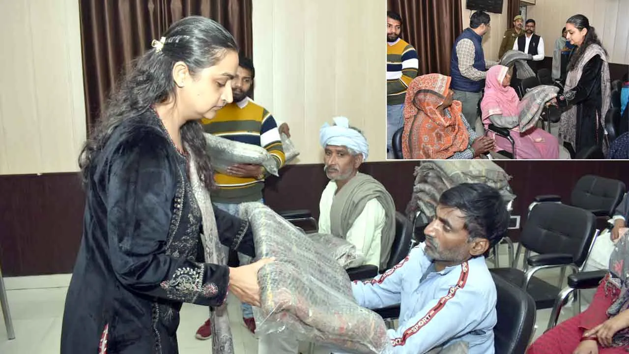 डीएम ने दिव्यांगों को वितरित किए कंबल