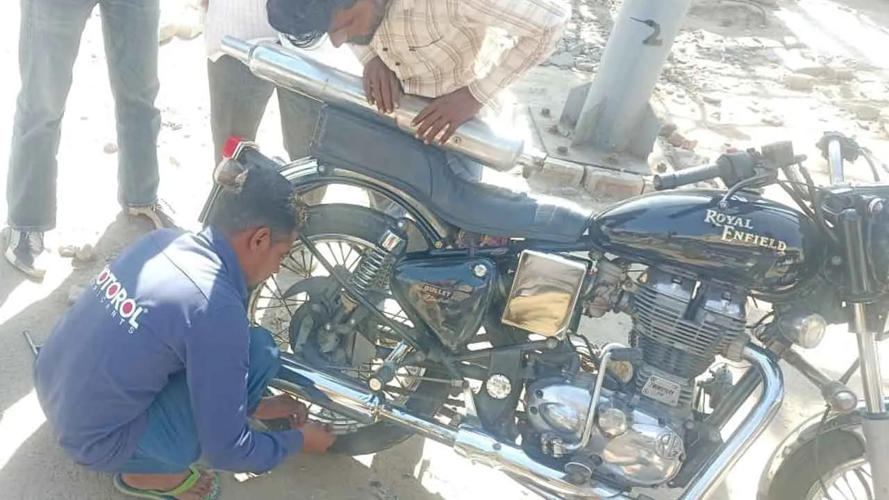 Traffic Challan: बुलेट बाईक से पटाखे चलाना पड़ा महंगा, ट्रैफिक पुलिस ने किया चालान