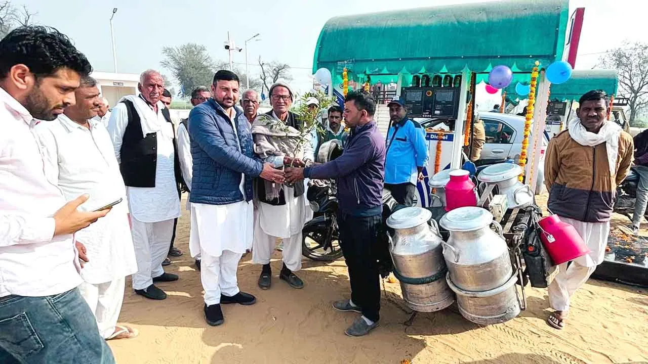 पर्यावरण संरक्षण की अनोखी पहल: जमींदारा फिलिंग स्टेशन पेट्रोल पंप के शुभारंभ अवसर पर वितरित किए 500 फलदार पौधे