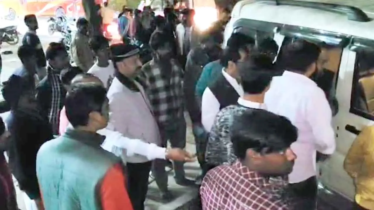 Firozabad Accident News: तेज रफ्तार स्कार्पियो ने स्कूटी सवार किशोर को रौंदा, गंभीर घायल