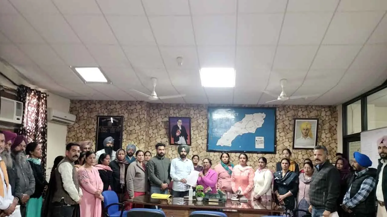 मांगों को लेकर मल्टीपर्पज हेल्थ वर्कर यूनियन ने सिविल सर्जन को सौंपा ज्ञापन
