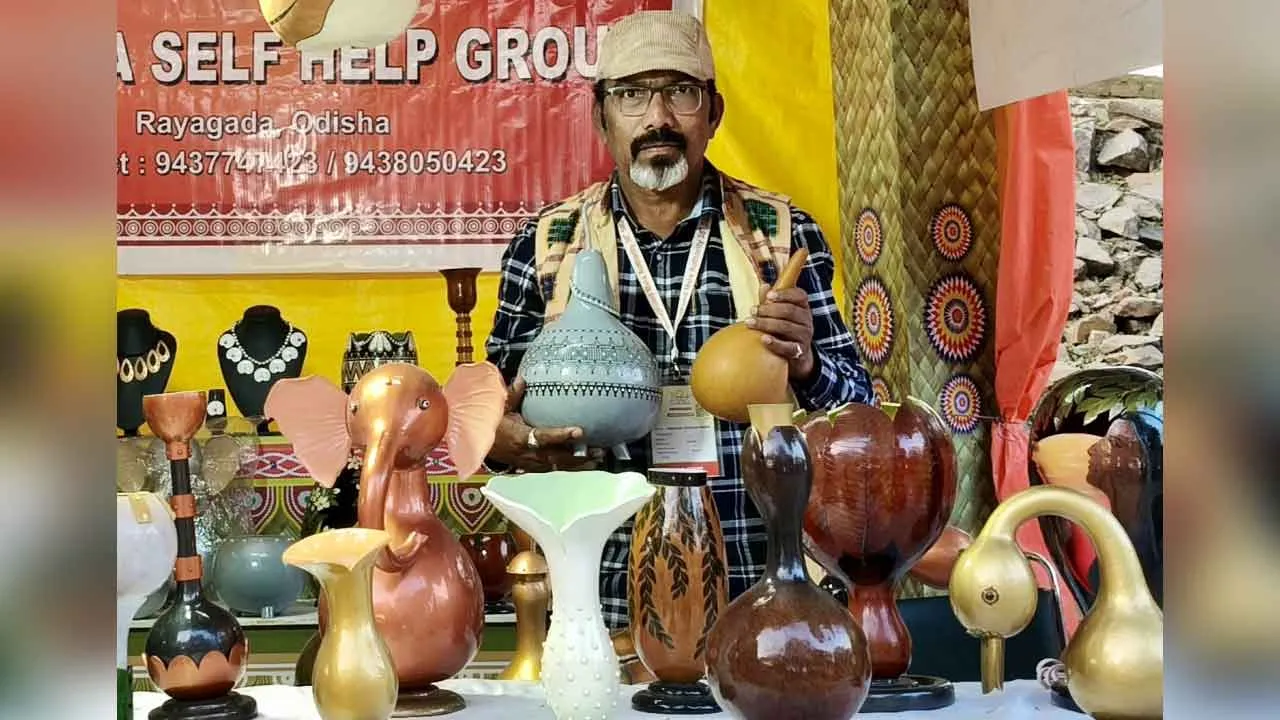 38th Surajkund Mela 2025: सैलानियों को खूब भा रहा ओडिशा से आए हिमांशु का ‘घीया कला’