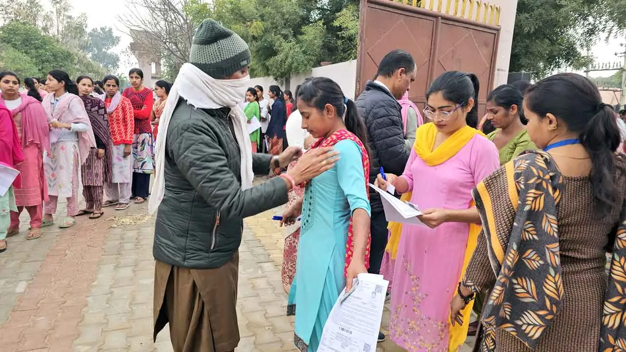 रीट का दूसरा दिन: हल्की बारिश में भीगते हुए केन्द्र पर पहुंचे परीक्षार्थी