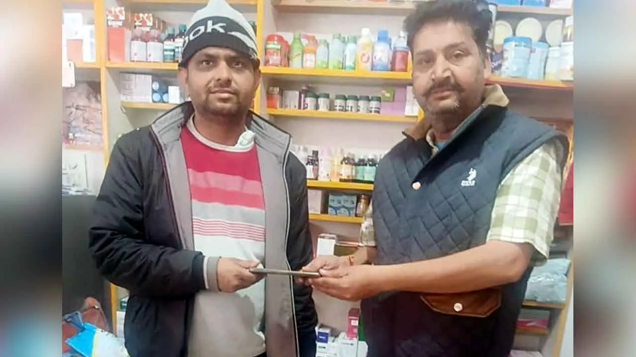 Honesty: असली मालिक तक पहुंचाया गुम हुआ मोबाइल