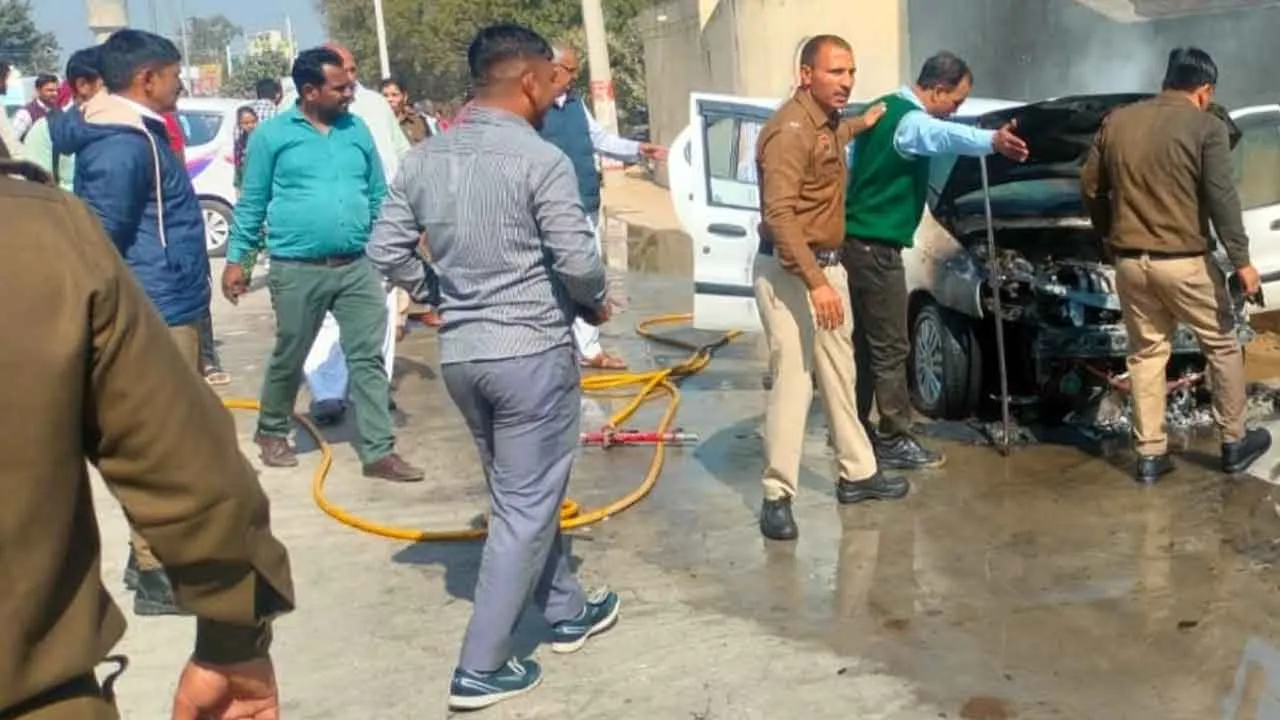 Car Fire Accident: चलती कार में लगी आग, आधी से ज्यादा जली कार, अंदर बैठे युवा सुरक्षित