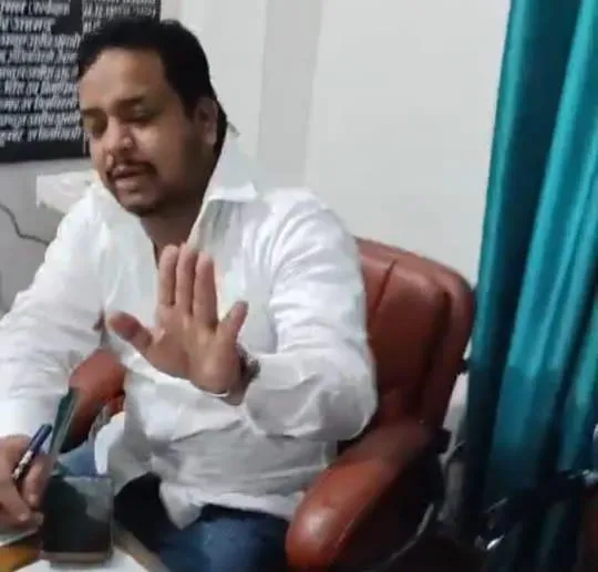 नपा चेयरमैन के दफ्तर में बैठे युवक को सभासद ने हड़काया, वीडियों वायरल