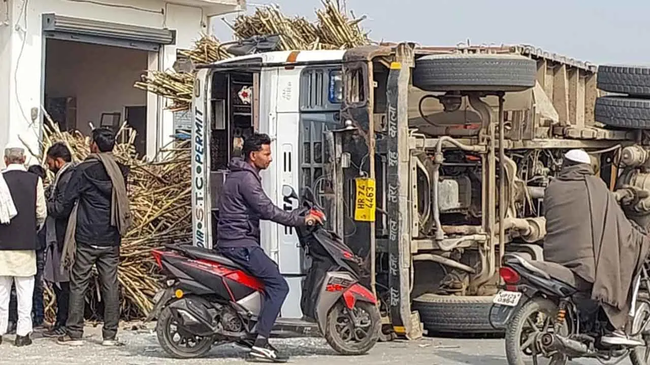 Kairana Road Accident: नेशनल हाईवे पर पलटा गन्ने से भरा ओवरलोड ट्रक, जाम