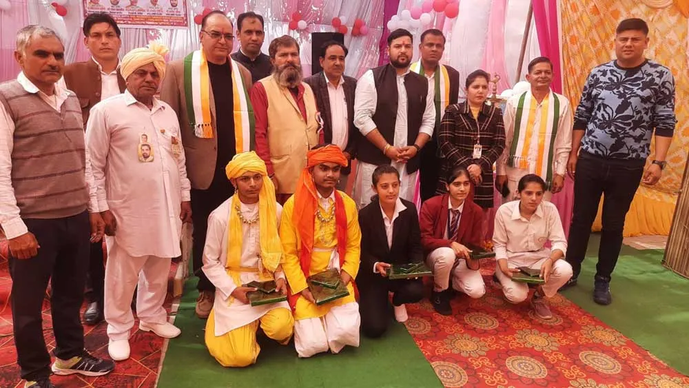 स्वामी दयानंद स्कूल के वार्षिक समारोह में मेधावी छात्रों को किया सम्मानित