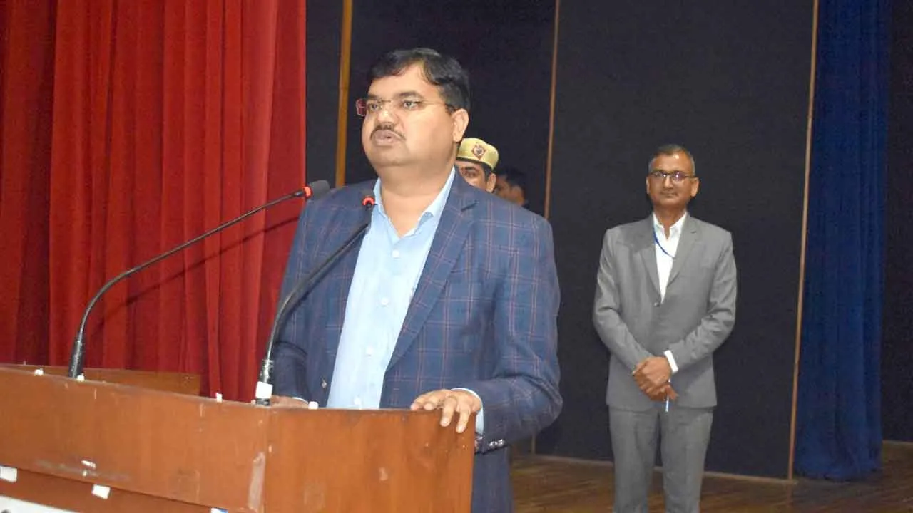 मतदान प्रक्रिया में पोलिंग पार्टियों की भूमिका सबसे अहम, सतर्कता से करें कार्य – एसडीएम डॉ. निर्मल नागर