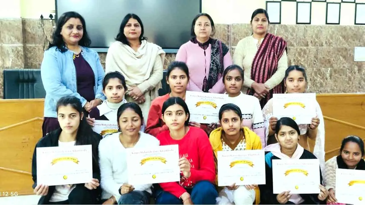 Baatcheet Pratiyogita: संवाद के माध्यम से बातचीत प्रतियोगिता में प्रेमचंद टीम रही प्रथम