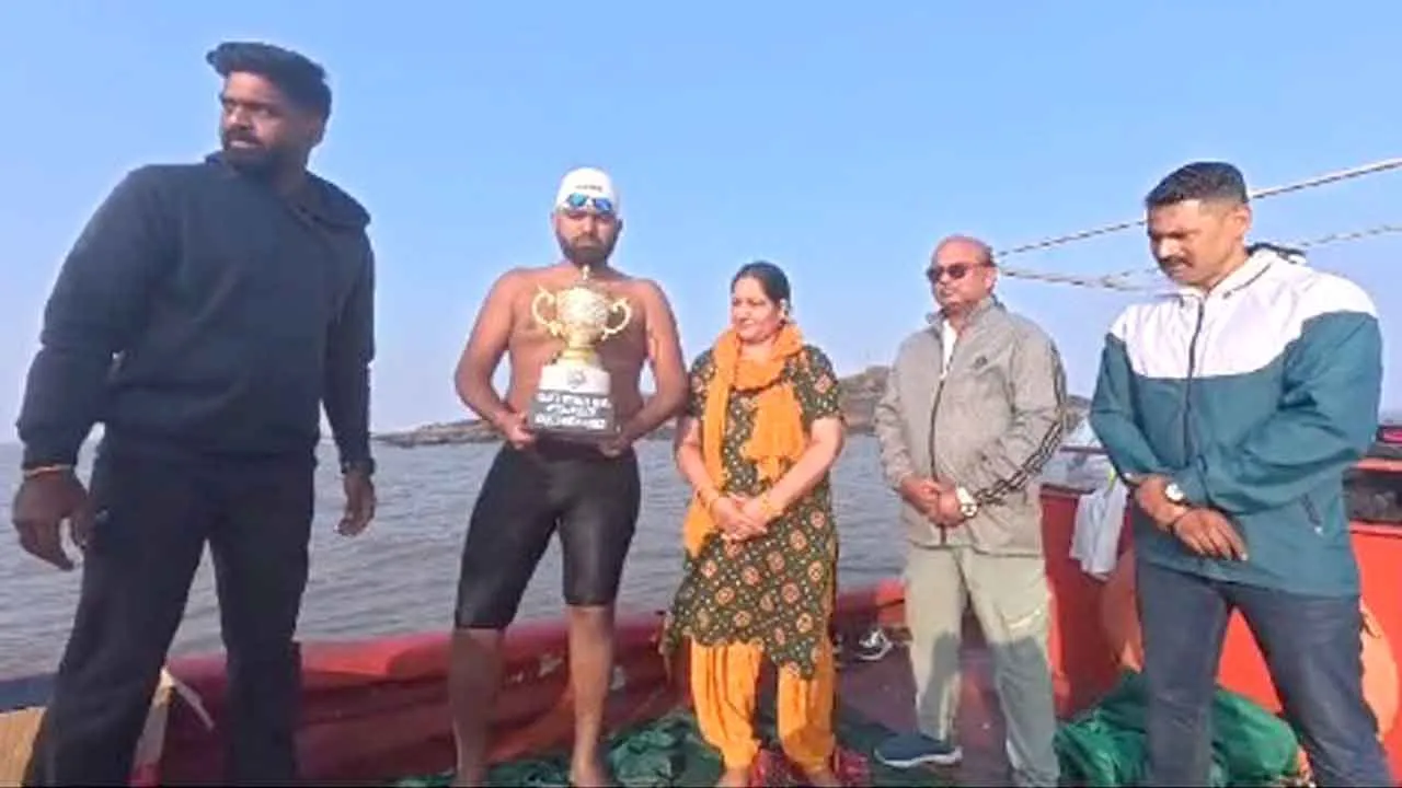 Kharkhoda: 16 किलोमीटर समुद्र में तैरकर मुकुल दहिया ने रचा इतिहास