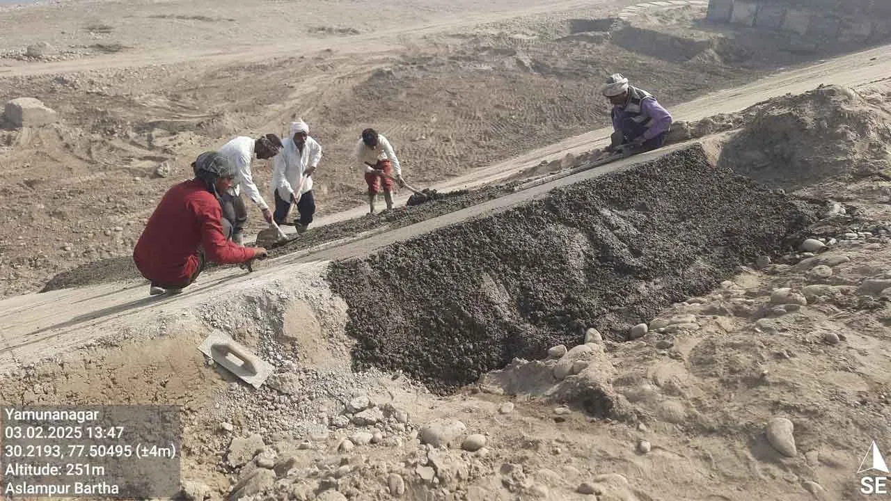 Khizrabad: दिसंबर माह में पूरा होना था बेलगढ़ पटरी पर चल रहा काम, फरवरी महीने में भी पूरा होने की उम्मीद नहीं