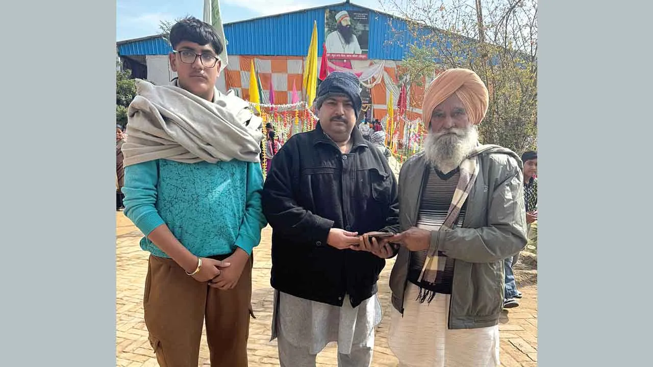 Honesty: डेरा श्रद्धालु ने मोबाईल वापिस कर दिखाई ईमानदारी