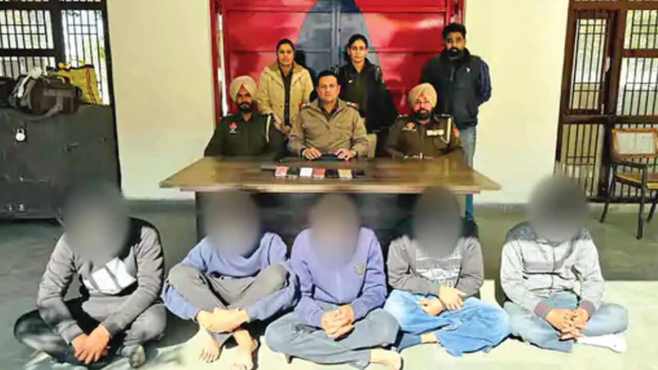 Robbers Arrested: लुधियाना में राहगीरों को लूटने वाले गिरोह का पर्दाफाश, पांच गिरफ्तार