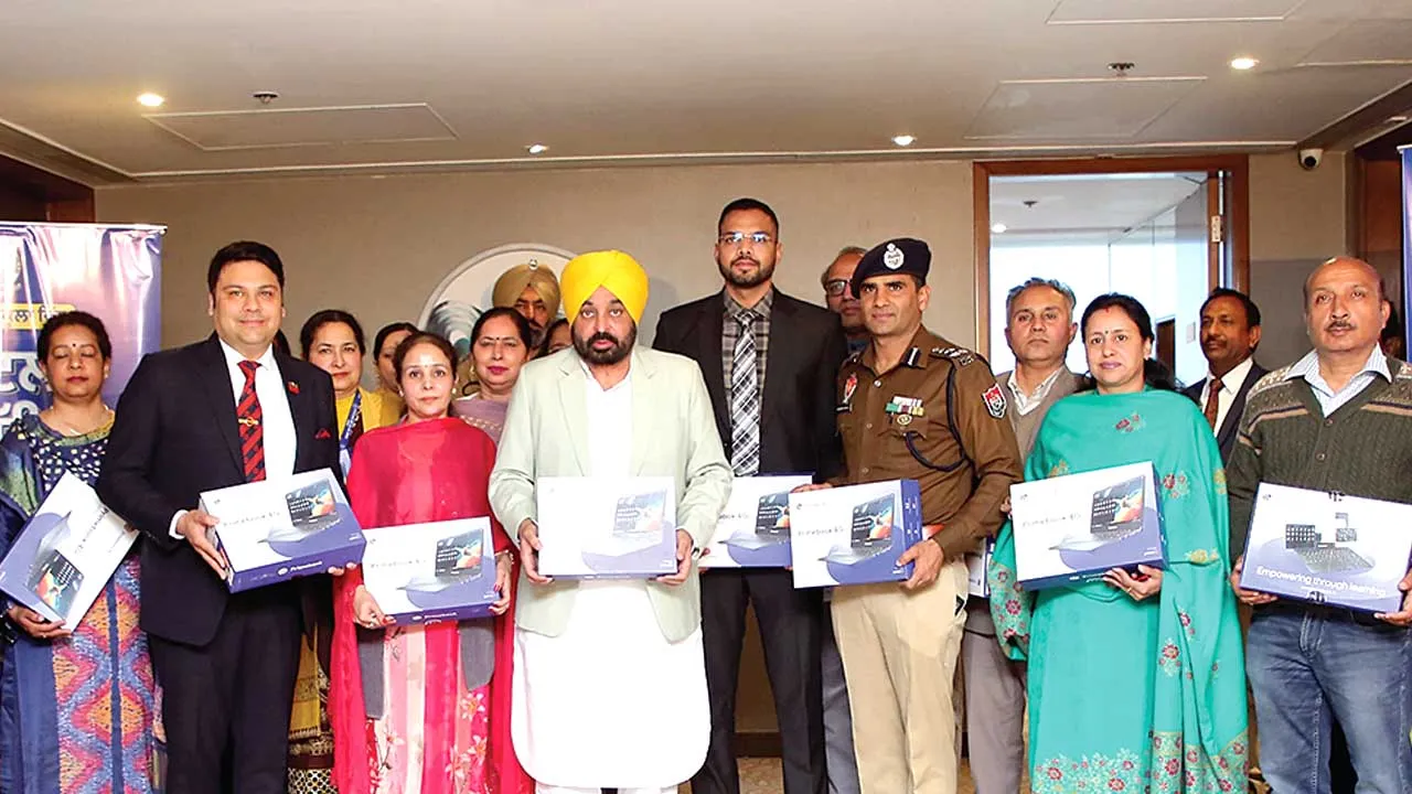 ‘डिजीटल शिक्षा’: सीएम मान ने सरकारी स्कूलों के विद्यार्थियों को सौंपे लैपटॉप