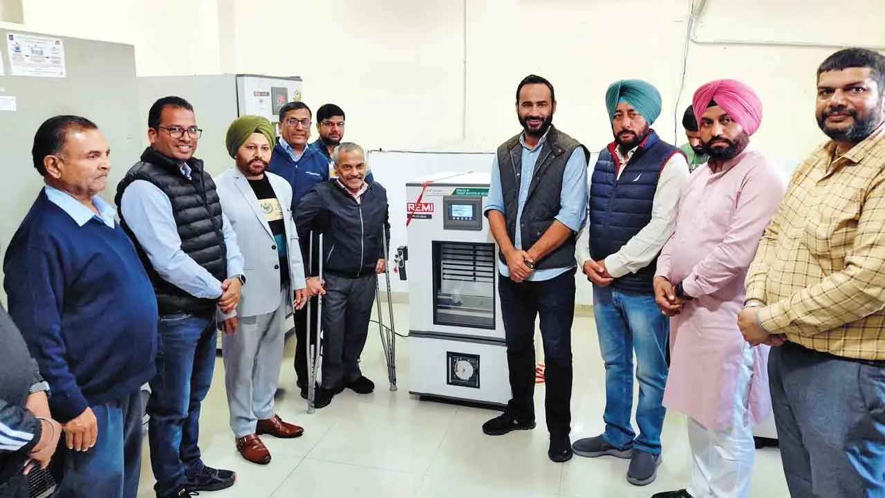 Trident Group: ट्राइडेंट ग्रुप द्वारा सिविल अस्पताल बरनाला को इन्क्यूबेटर और एग्रीटेटर मशीन भेंट