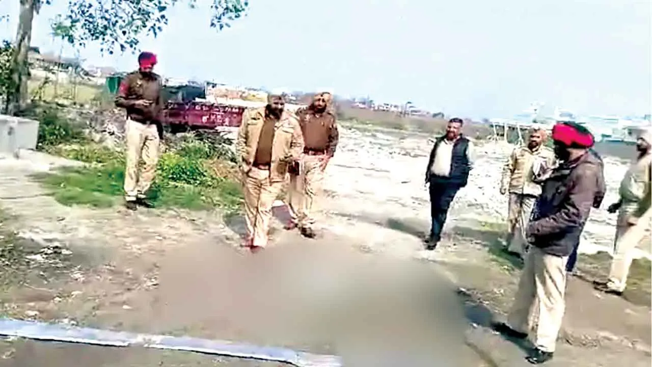 Firing: जमीनी विवाद को लेकर दो गुटों में हुई फायरिंग, दो घायल, भर्ती
