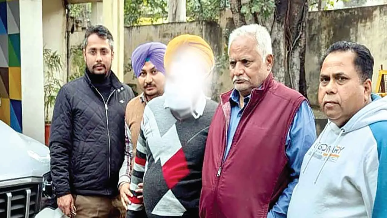 वकील गिरफ्तार, 9 के खिलाफ मामला दर्ज