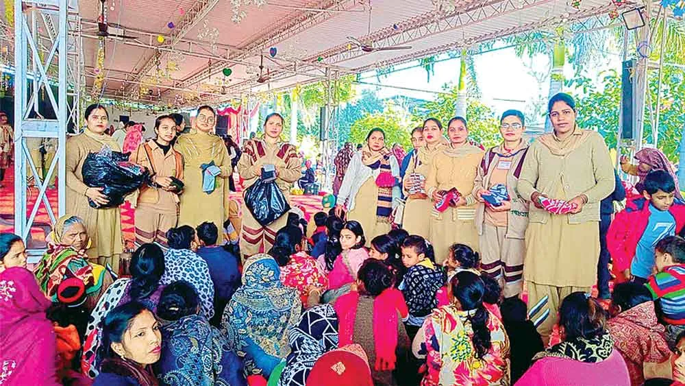इन्सानियत: लुधियाना की साध-संगत ने 70 जरूरतमंदों को बांटे गर्म वस्त्र