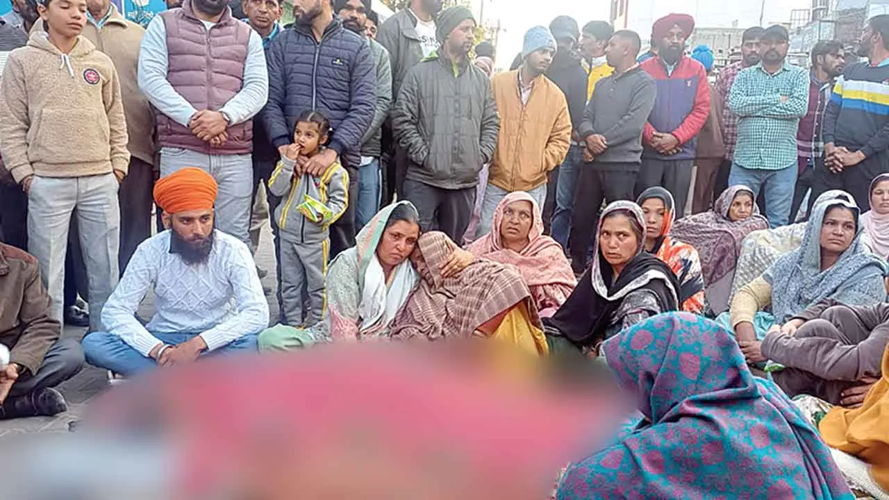 मामला डिलवरी के बाद महिला की हुई मौत का, परिजनों ने शव को सड़क पर रखकर लगाया धरना