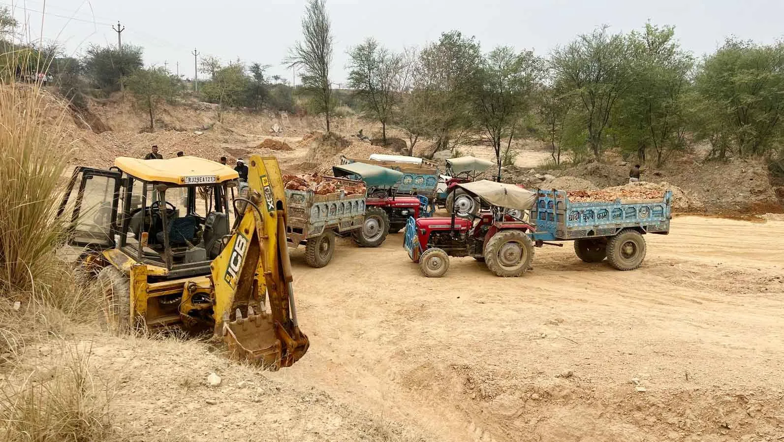 खान विभाग जयपुर की बड़ी कार्रवाई, अवैध खनन गतिविधियों में लिप्त 13 वाहन-मशीनरी जब्त
