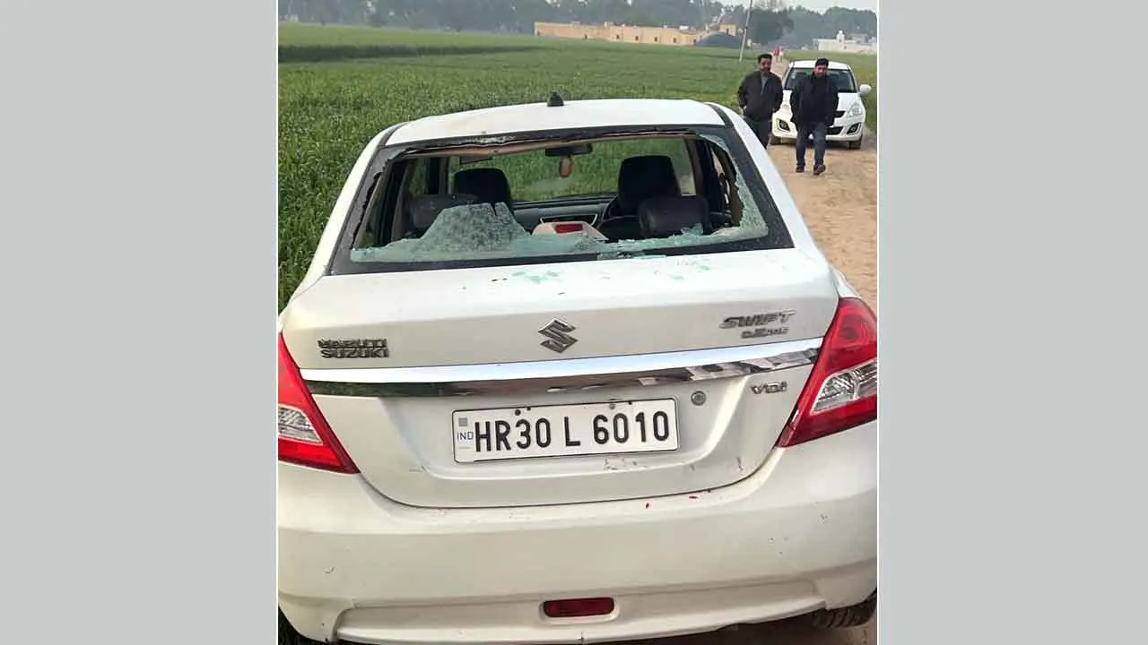 शादी समारोह से लौट रहे बीरूवालागुढ़ा के सरपंच व उसके साथियों पर हमला, गाड़ी तोड़ी
