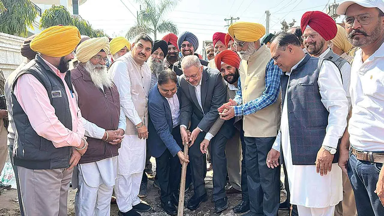 स्वास्थ्य मंत्री ने 1.5 किलोमीटर सड़क के निर्माण कार्य का किया उद्घाटन