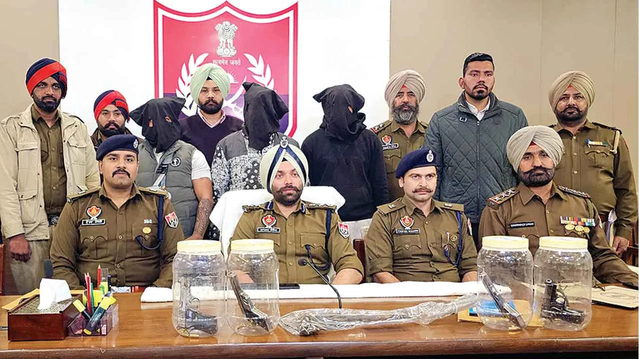 गैंगस्टरों के नजदीकी 3 साथी हथियारों सहित गिरफ्तार
