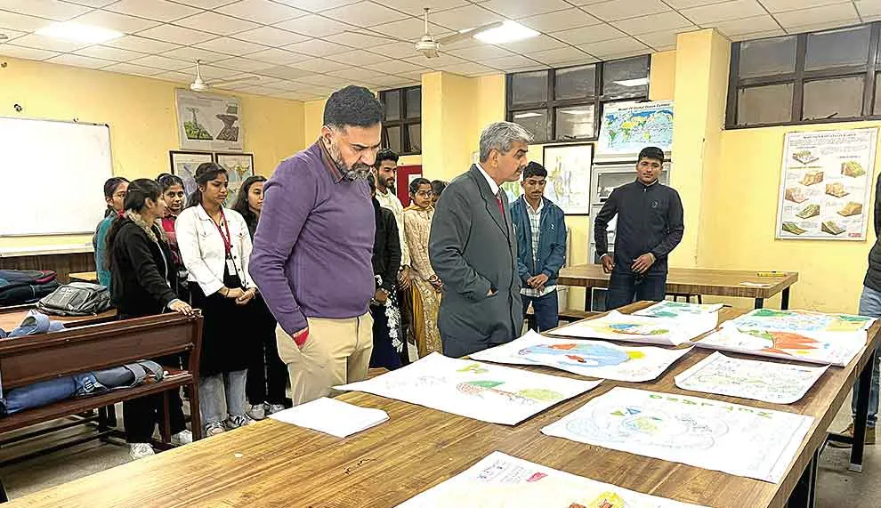 पोस्टर मेकिंग और क्विज प्रतियोगिता में छाया शाह सतनाम जी शिक्षण संस्थान