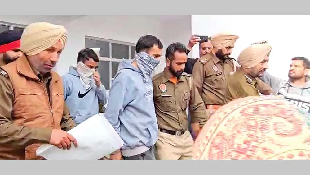 America Deport Indian News: अमेरिका से डिपोर्ट हुए दो युवकों को पुलिस ने एयरपोर्ट से किया गिरफ्तार