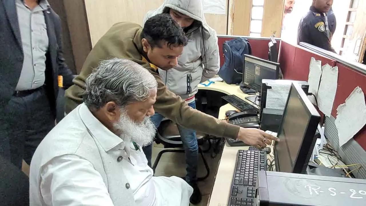 Anil Vij: ऊर्जा मंत्री विज ने किया बिजली सेवा केंद्र पर औचक निरीक्षण, हड़कंप