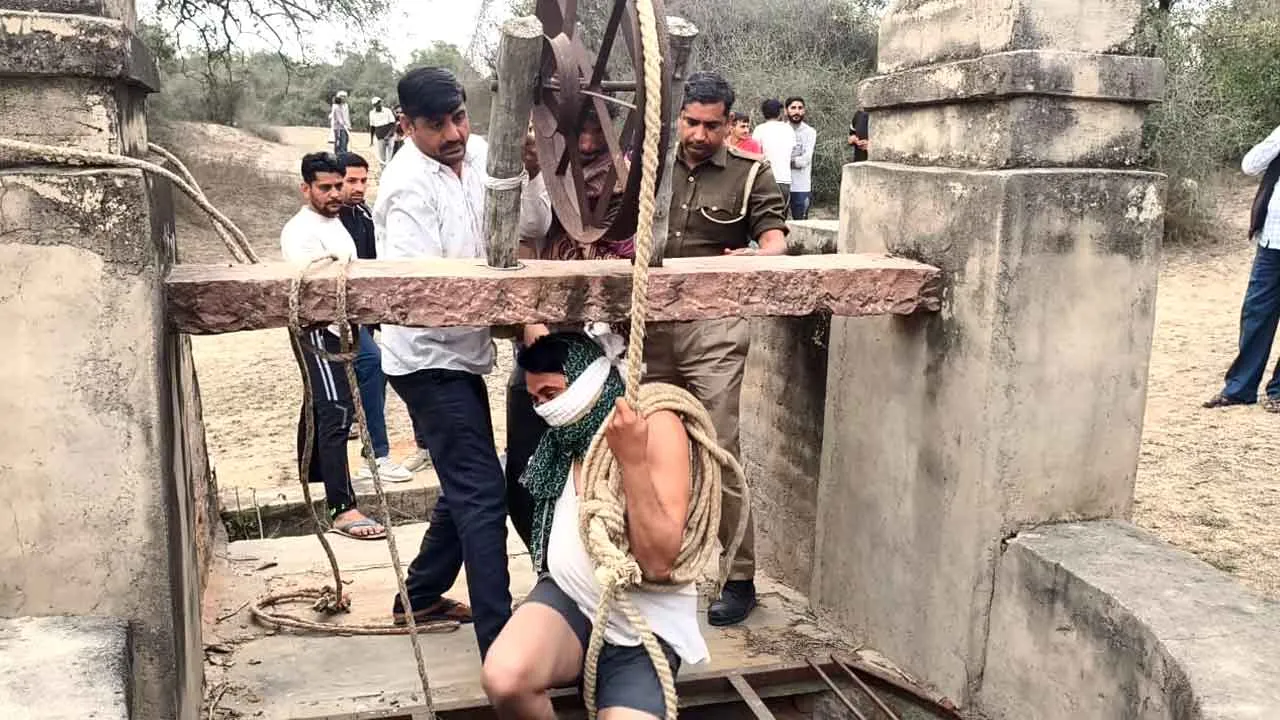 बैरासर बुद्धू में पानी के कुएं में डेड बॉडी होने की आशंका के चलते गांव में फैली सनसनी, खोदा पहाड़ निकली चूहिया, पुलिस की हुई परेड
