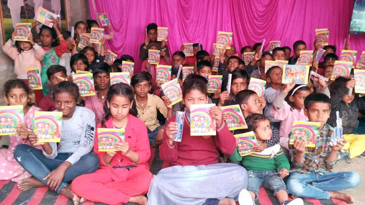 Bihar: बिहार की साध-संगत ने 200 जरूरतमंद बच्चों को दिए पेन और कॉपी