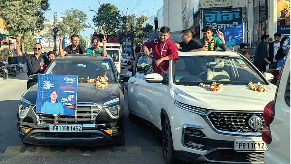 Roadshow: जेईई के परिणामों की सफलता को लेकर संगरूर के बाजारों में निकाला रोड शो