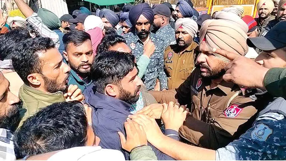 सीएम आवास का घेराव करने जा रहे अध्यापकोंं को पुलिस ने रास्ते में रोका, हुई धक्का-मुक्की