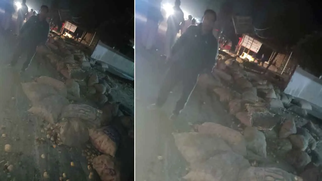 Road Accident: आलू लेकर जा रहा ट्रक अनियंत्रित होकर हाईवे पर पलटा, लगा जाम