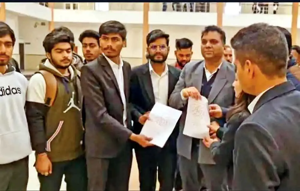 Students Protest: विद्यार्थियों ने मांगों को लेकर किया रोष-प्रदर्शन, रजिस्ट्रार ने मौके पर पहुंचकर दिया समाधान का आश्वासन