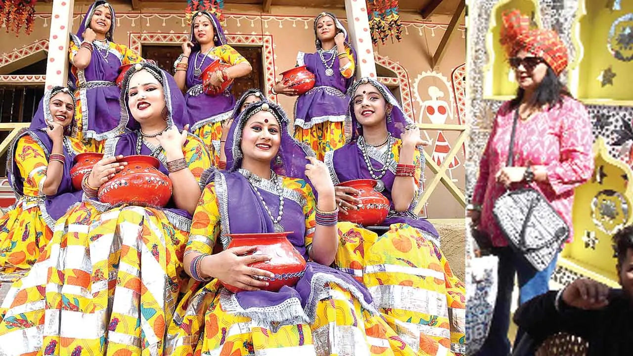 Surajkund Mela 2025: मेले में ‘आपणा घर’ को देखने उमड़ रहे पर्यटक! युवा ही नहीं, हर आयु वर्ग को खूब भा रही हरियाणवी पगड़ी