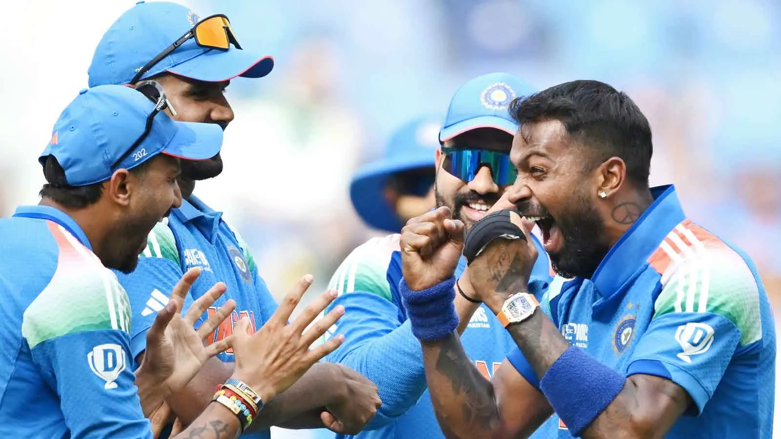 India vs Pakistan Match Updates: विराट के आगे बेबस हुआ पाकिस्तान, क्या सेमिफाइनल में जाएगा पाकिस्तान?