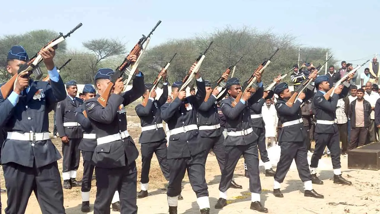 सैनिक सम्मान के साथ हुआ वायुसेना में कॉरपोरल मंजीत कुमार का अंतिम संस्कार