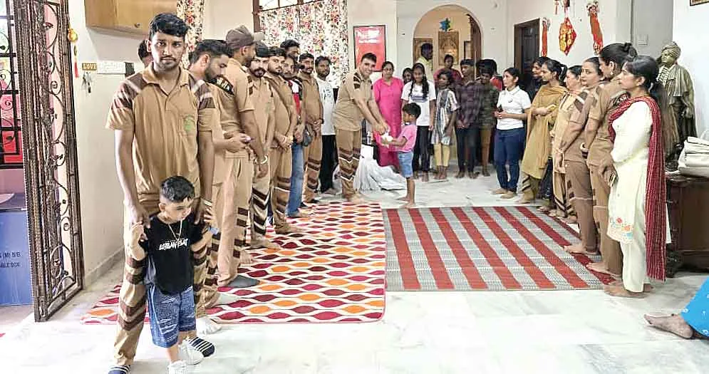 Malaysia News: मलेशिया में अनाथ आश्रम में बच्चों को बांटे कपड़े